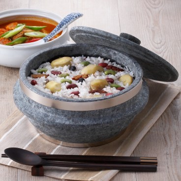 Close Up Image of Large Korean Traditional Ceramic Rice Cooker with Smoke  Coming Out. Korean Stone Pot Stock Image - Image of history, basket:  175243817