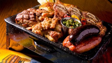 Argentine meats on Brasero de Mesa - Enameled